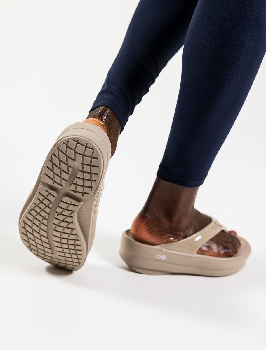 oofos's tweet photo. Elevate your #ActiveRecovery.
NEW OOmega Nomad provides 42% more impact-absorbing OOfoam™ underfoot with the #MEGA midsole.
#platformSandals #neutral #recoverySandals https://t.co/VcYyKT2luq