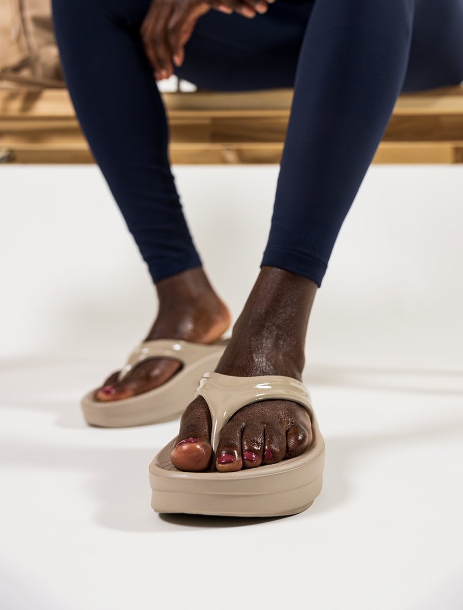 oofos's tweet photo. Elevate your #ActiveRecovery.
NEW OOmega Nomad provides 42% more impact-absorbing OOfoam™ underfoot with the #MEGA midsole.
#platformSandals #neutral #recoverySandals https://t.co/VcYyKT2luq