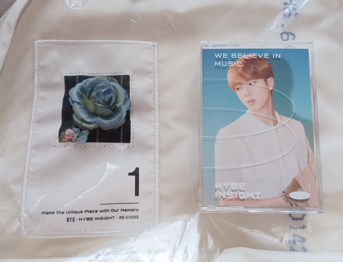 jin3fan's tweet photo. 私、今震えてる。。。😭😭😭
ARMYの良き先輩でもある大切なお友達に無理を言って
韓国で購入して貰ったRecodeのリュックが届いた。
本当にどうもありがとう。
そして2次販売で購入出来たリュックも届いた。
両方とも私の大好きなEpiphany 😭😭😭
家宝にする🥹
#HYBEINSIGHT #recode #btsrecode #bts https://t.co/Nknw0WIMj1
