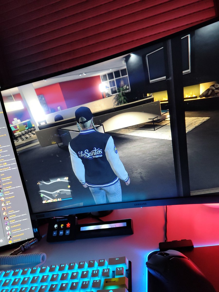 AnixWhy_'s tweet photo. @RockstarSupport @RockstarGames uhm so at Franklins.. this is still a thing.. https://t.co/NF98hAdhLi