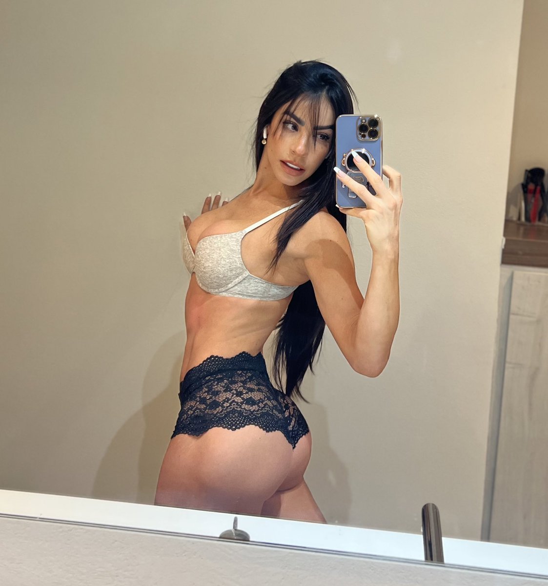 Daniela Fainus’s pics and videos