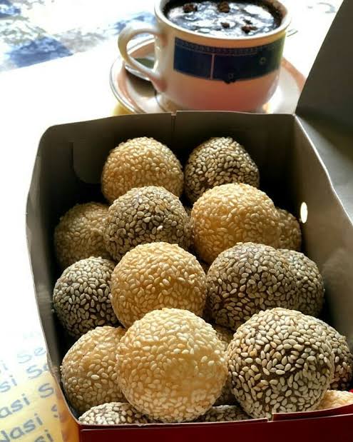 yahyaric's tweet photo. Onde-onde, kue bulat berisi kacang hijau. Tenggelam dalam lautan minyak panas.
Serta kopi, sebuah kisah pahit episode-episode perubahan fisika dan kimia, dihujani air panas, untuk siap diseruput para penikmatnya.

#weloveprobolinggo
#welovecities https://t.co/aoMKqcOA8i