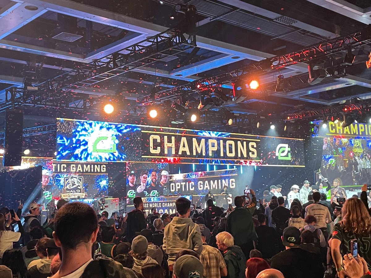 t3chster_'s tweet photo. Aaaaand that concludes #HaloWC , couldn’t have wanted to spend the weekend with anyone other than my brother @RealTranqu1l1ty Happy to rep @OpTic #GreenWall #brickbybrick https://t.co/xpEbf8yrZJ