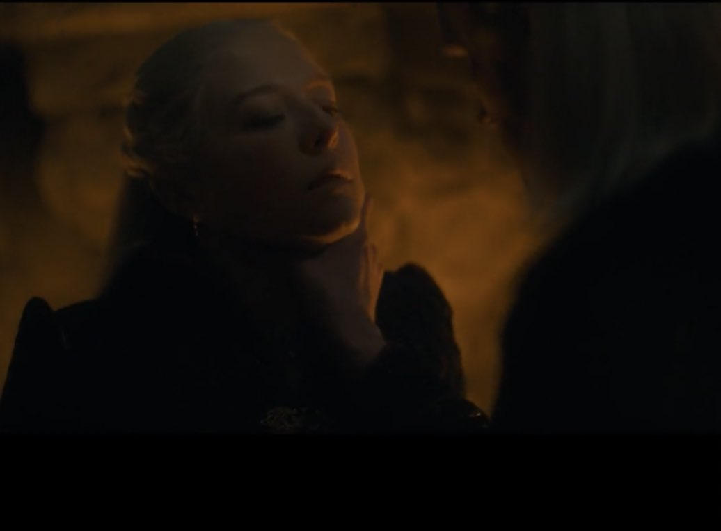 altairavbreck's tweet photo. Quédate con quien te mire como Daemon mira a Rhaenyra; y que te sujete el cuello en privado como Daemon también hace con Rhaenyra 

#HOTD #Humor
#HouseTargaryen 
#LaCasaDelDragón 
#HouseOfTheDragon https://t.co/Afp3faYLDa