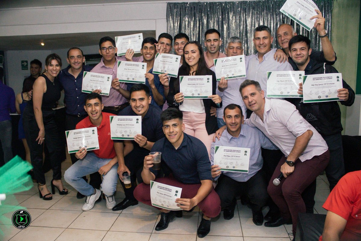 ApafNqnArbitros's tweet photo. Recibo de Diplomas! 👏🎉
Felicidades a los egresados de 1ro y 2do año de nuestra escuela de árbitros
#apaf
#EntregaDeDiplomas
#FotoGrupal https://t.co/gATl4Ltbly