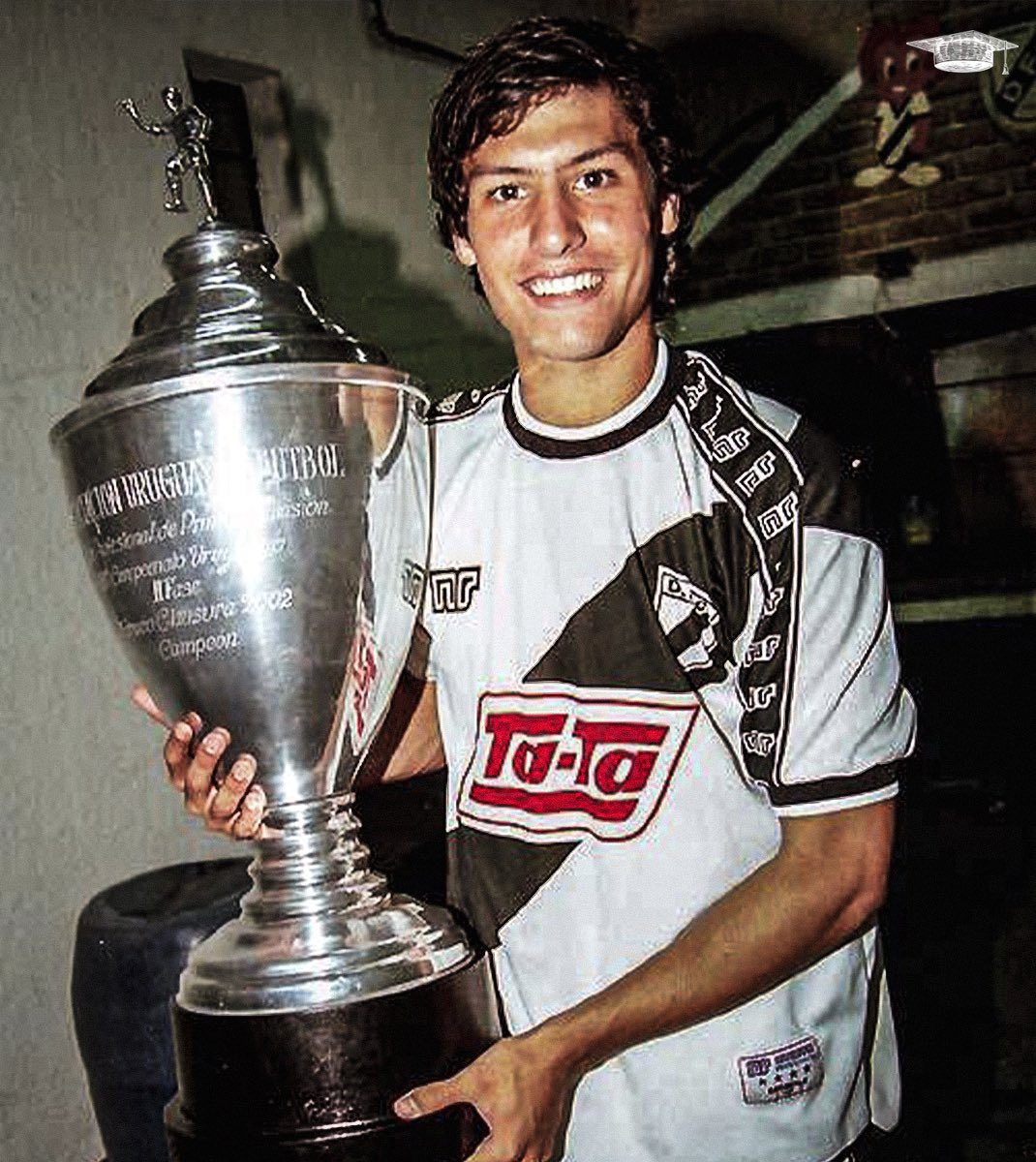 GeeerGonzalez's tweet photo. Los que compartimos generación sabemos de lo que hablamos. Es el ídolo de la infancia de todos nosotros. 
De lo mejor que vi con la franja en el pecho.
Hoy se retiró el fútbol y gran parte de la gloria del club. Siempre va a estar en la historia.
Gracias, Ignacio María 🎩🔟 https://t.co/Kuplgc3pxj