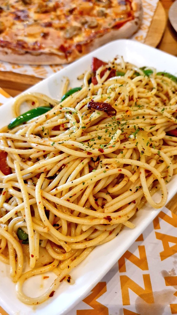 OkinaFitto's tweet photo. Kome kalau maghi MikerPizza Gunung Rapat, WAJIB try 3 menu ni... sedap kome... kat Gunung Rapat je ade jual hat ni...
Spicy Salami Olio
Spageti Carbonara Chicken Ham
Nachos Grenade
๐คค๐คค๐คค aduhh, dah post ni terus rasa nk pi order pulak satgi
#OFshare #OFkongsi https://t.co/RhuqiWUucO