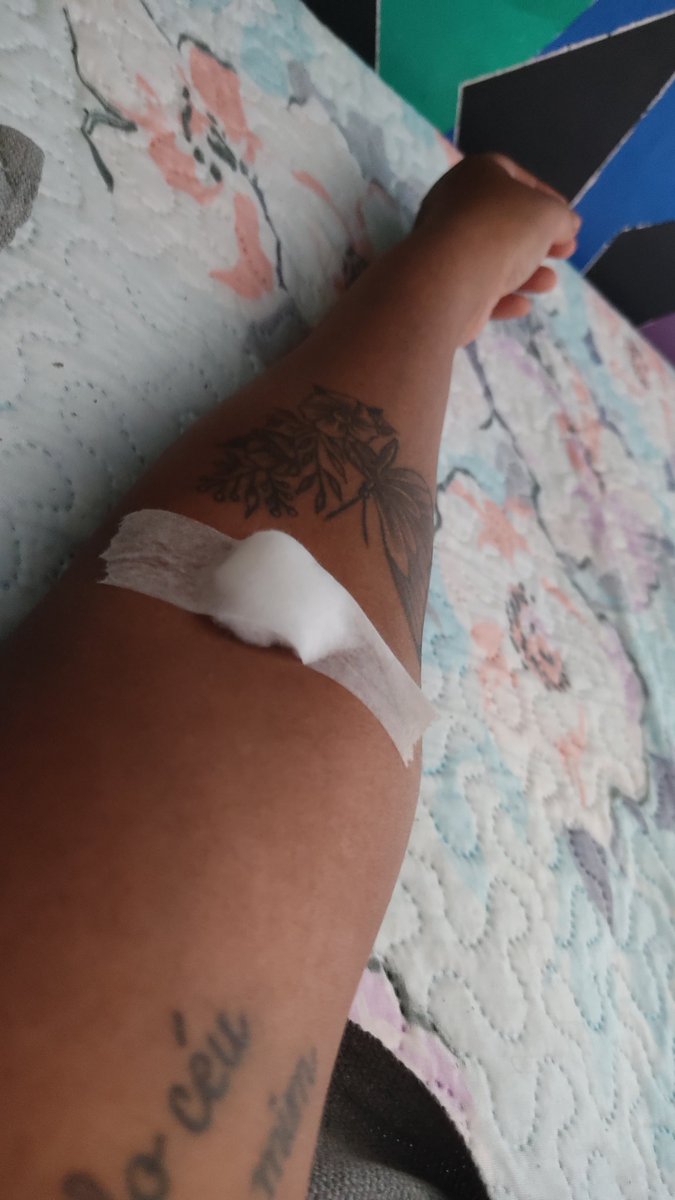 SamaraMaciel18's tweet photo. Podia ser um nova tatuagem, porém foi soró e medicação 😵‍💫😵‍💫 https://t.co/Z2qYYO6uZ5