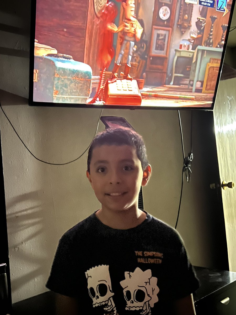JanethCardosa's tweet photo. #ModoToyStory  Mi hijo ian viendo su película favorita https://t.co/yfZIuWdwfp