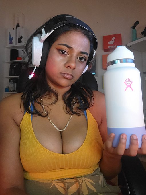 1 pic. LITERALLY CANT STOP THINKING OF THE WHOLE FOODS HYDROFLASK PLSSSSSSSSSSSSSSSSSS i neeeed https://t