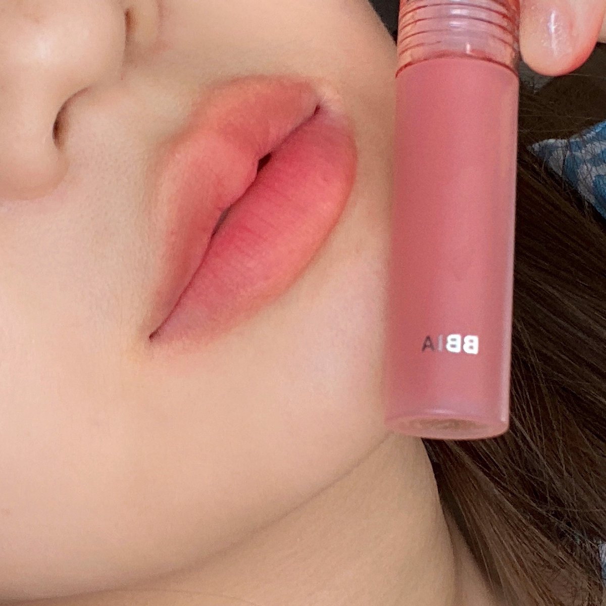 ลิป fav ปีนี้ bbia water velvet เป็นเนื้อลิปที่ไม่เหมือนชาวบ้านเค้า555555 มันมีความนุ่ม เบา เบลอปาก ปากดูแมทๆฟุ้งๆ เป็นลิปที่ทำให้เมคอัพทั้งหน้าดูซอฟเลยยย🤘🏻