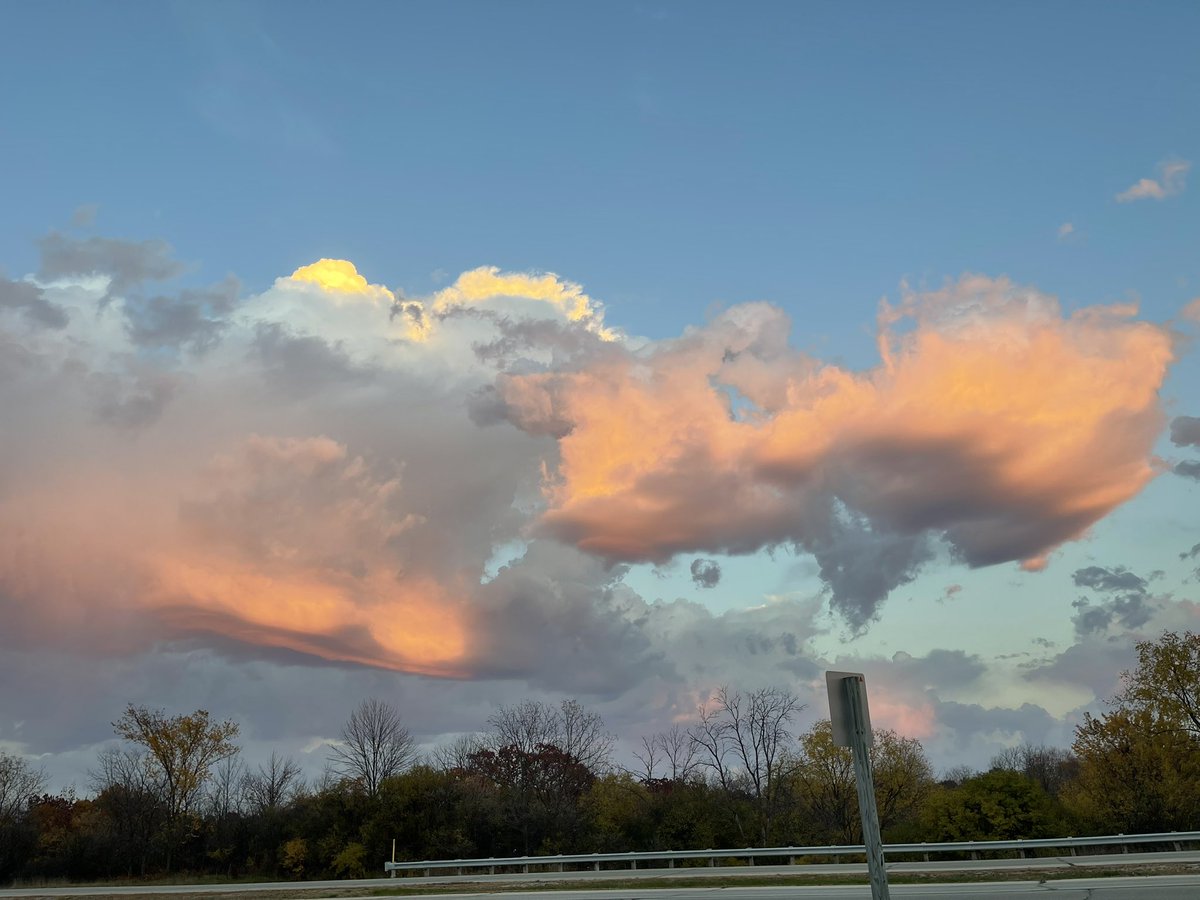 abbbschm's tweet photo. the sky was so beautiful today 🥹 https://t.co/qUVPWb7lSS