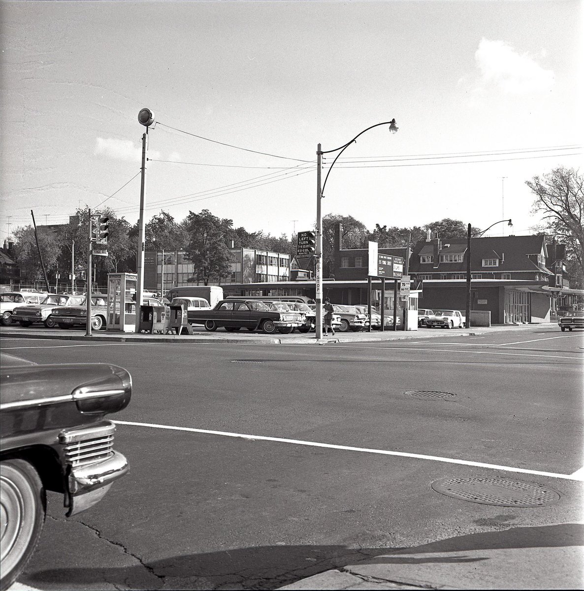 g_meslin's tweet photo. #TPBscan #161
Yonge & Wellesley, looking east.
Parking lot on the northeast corner. A good look at Wellesley Station before it was enclosed/decked over - you can see the swooping canopy (still there today, but many details lost/altered over the years). https://t.co/bcsplojycr