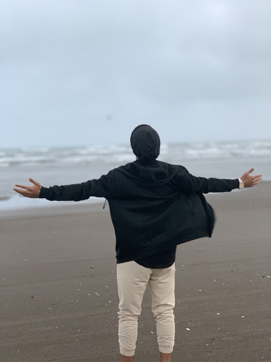 🦋
'
حـين اهتف يــارب لا يعني ذلك أنني اصارع جرحا أو يمتلكني حزنا، لكن هـي كلمة كالأكسجين تعيد الى صدري هدوء أنفاسه 
ف الحمد لله من قبل ومن بعد 🤍
                   #صبـــاح_الخير