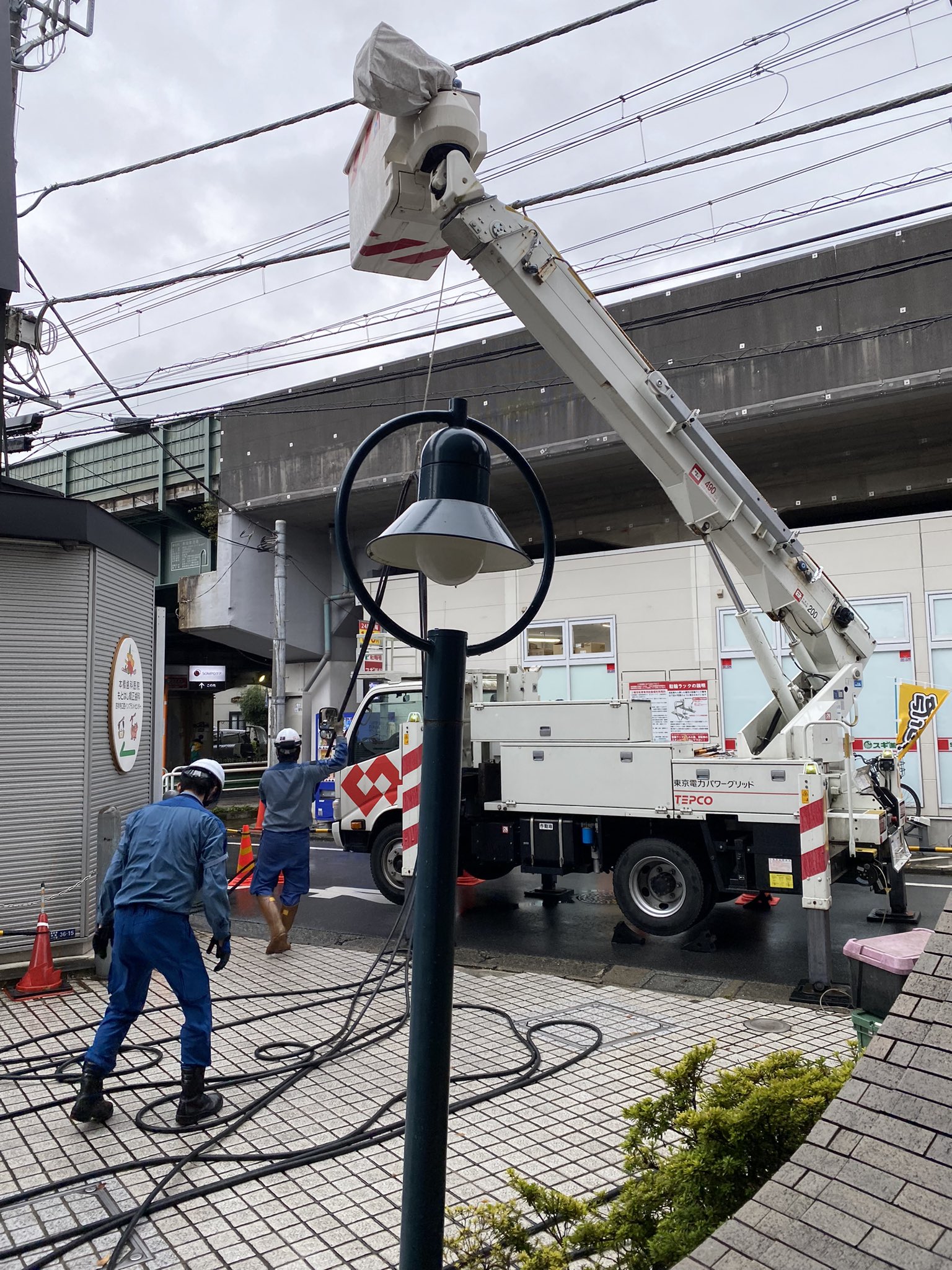 江口寿史 吉祥寺の停電は復旧したみたいだけど うちの仕事場のあるマンションだけ大元の電源が破損したとの事でいまだ停電中 復旧 までもう２時間くらいかかるそうだ 仕事出来ない 出来ません お待たせしてる仕事出来ません T Co Xjzw70fsy0