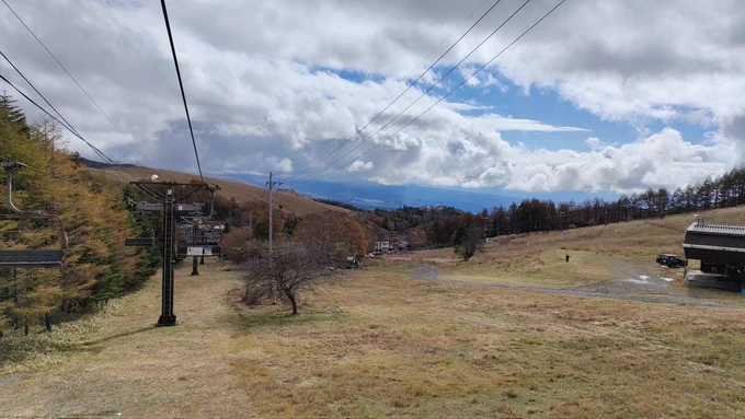 車山山頂に来た  祢々切丸裸足寒そう  山頂の方は曇ってて殆ど見えなかったけど途中リフト乗ってる時は晴れてて気持ちよかった 