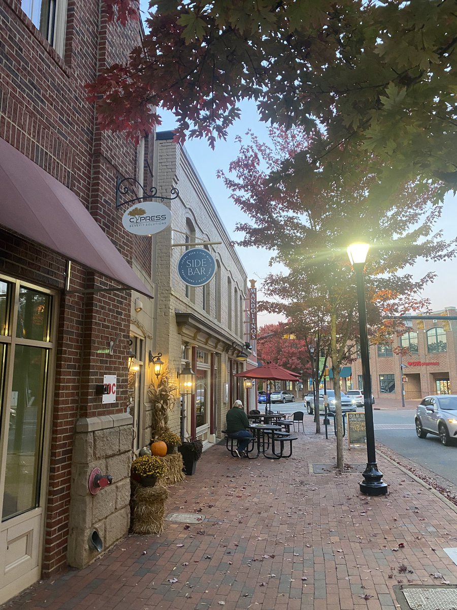 maXolo_travel's tweet photo. Look at me discovering this lovely small town — Davidson, NC, a suburb of Charlotte!And there was a free concert in the square! #solotravel #smalltowns #maxolo #DavidsonNC https://t.co/OiIibgE2qN