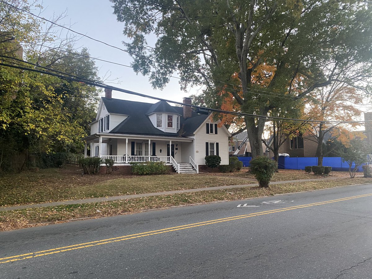 maXolo_travel's tweet photo. Look at me discovering this lovely small town — Davidson, NC, a suburb of Charlotte!And there was a free concert in the square! #solotravel #smalltowns #maxolo #DavidsonNC https://t.co/OiIibgE2qN