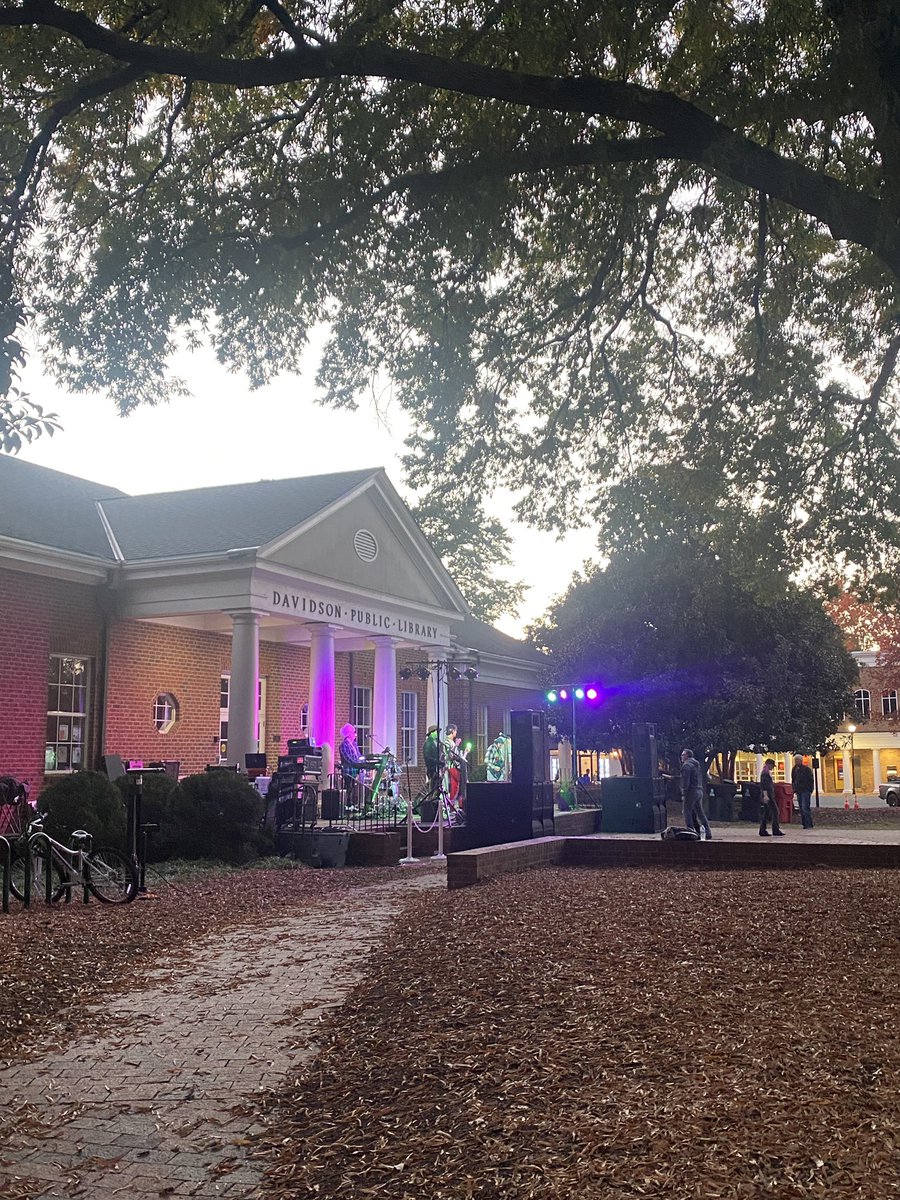 maXolo_travel's tweet photo. Look at me discovering this lovely small town — Davidson, NC, a suburb of Charlotte!And there was a free concert in the square! #solotravel #smalltowns #maxolo #DavidsonNC https://t.co/OiIibgE2qN