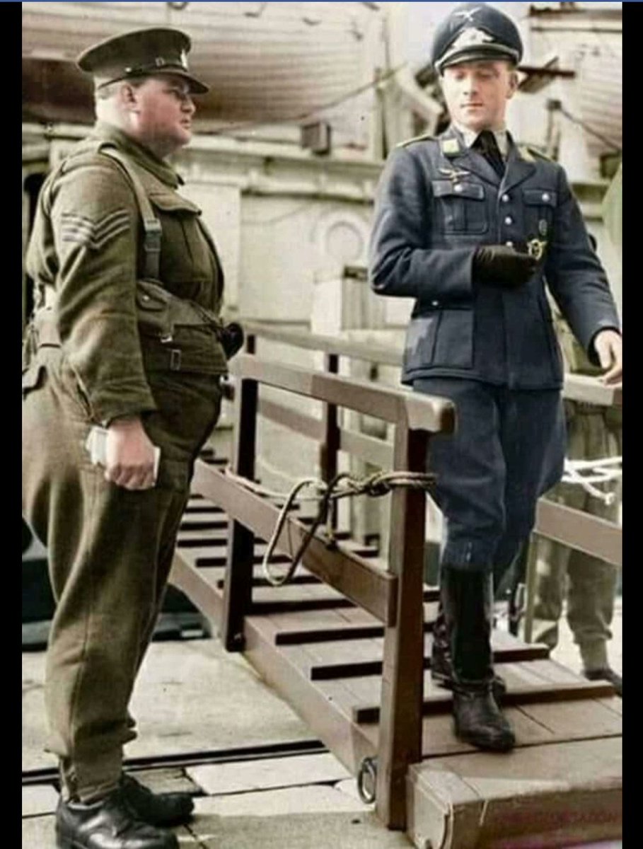 قد تخدعك الصوره الي على اليمين أسير الماني وهو طيار والي على اليسار هو جندي بريطاني من حرس معسكر الاسرى .وليس العكس .قام المصمم الشهير (هوغو بوس ) Hugo Boss بتصميم ملابس الجيش الالماني.