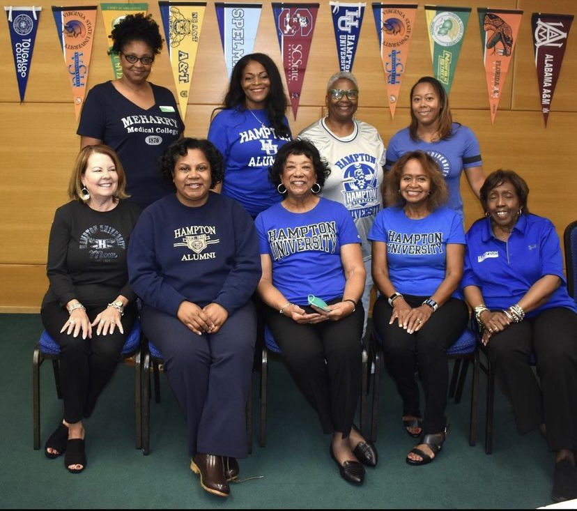 Our chapter members who are proud alumni of @_HamptonU showed their #HBCUpride at our October chapter meeting. #hbcu #hbcusmatter #hamptonlinksforlife #linksincorporated #linksinc #ealinks #easternarealinks #linkssupporthbcus #hbcusmatter #supporthbcus