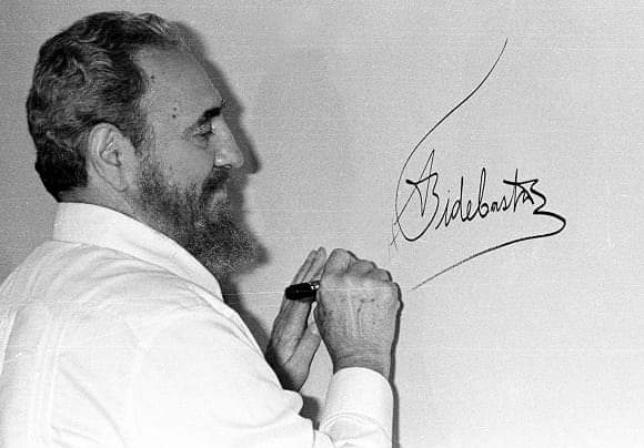 SuselyMorfaG's tweet photo. «El único autógrafo, (…) digno, de un hombre, es el que deja escrito con sus obras» ✍🏻 José Martí

#FidelPorSiempre ❤️ https://t.co/SdzyOYoCbd