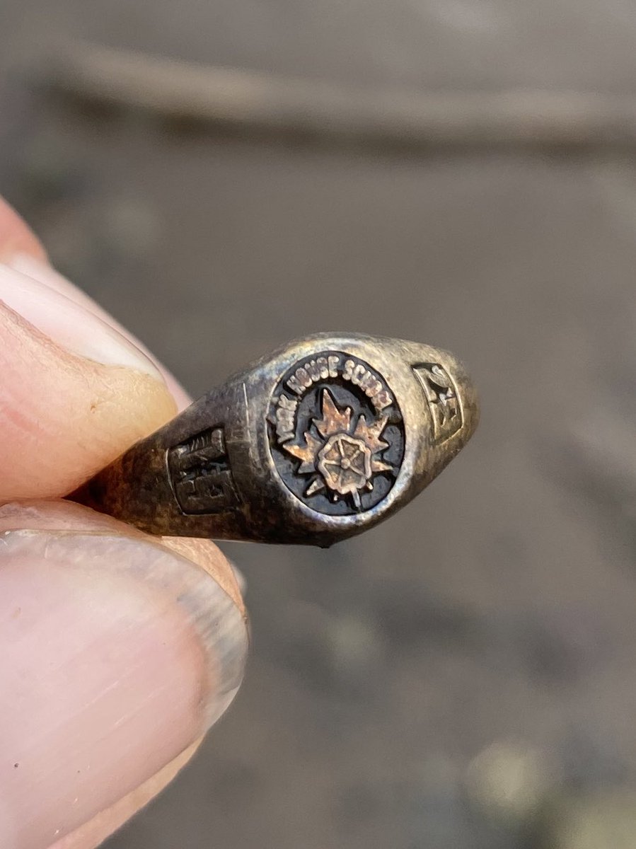 FraserRiverFind's tweet photo. I won’t win any #macrophotography awards but have you seen a ring like this?

It’s marked,
“York House School 1987
Jostens 10K”

The logo has a flower set on a maple leaf &amp; is quite small.

I really need to start using my metal detector…

#fraserriverfinds
#fraserriver #goldring https://t.co/tObeCkUVHi