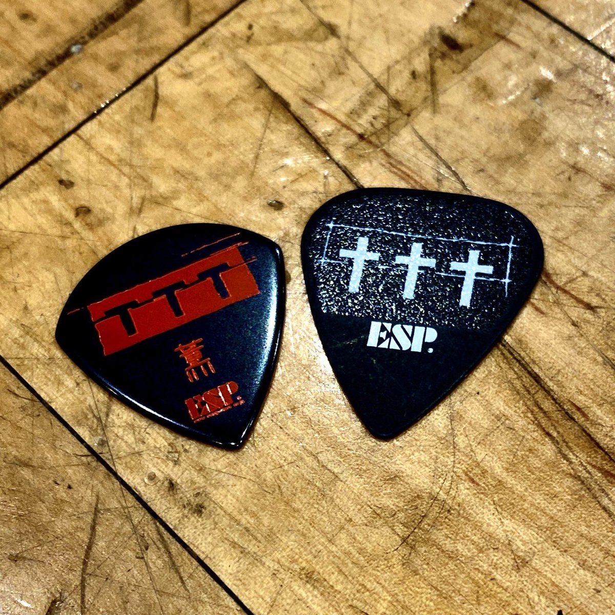 「2022年　演る寅、喋る寅」用に製作された薫とAijiのピック。
喋る寅にて何名かにプレゼント予定。
LIVE中のピック投げもあるのか！？