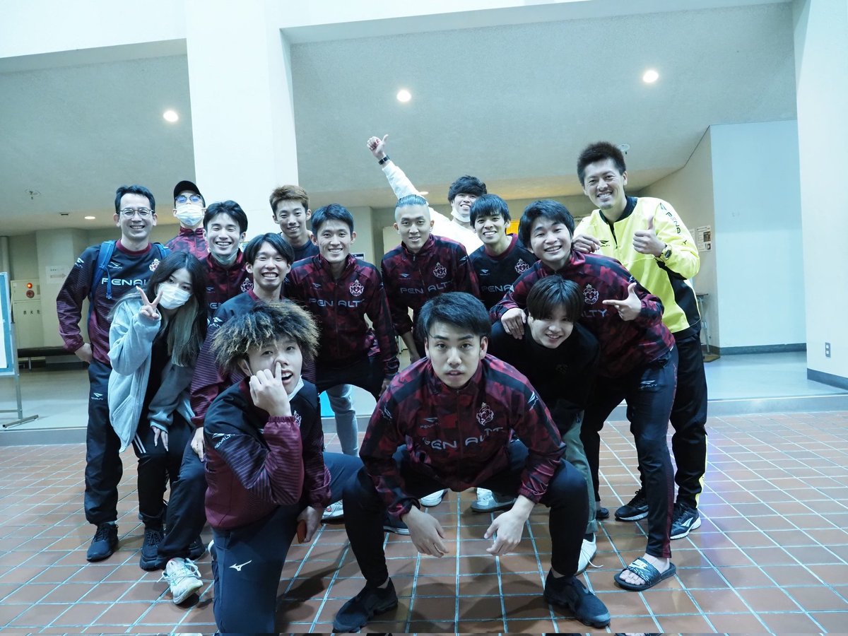 HeitaroSWH's tweet photo. 原因は精神的に緩くなったこと。その中で勝ちきれたのは強いメンタリティーを持ってる選手が支えてくれたから。盛り上げるのとチョケるのは違う。雰囲気作り含めて監督の仕事やな。選手の時には気付いてな���ったこと多いな。
引き続き、嫌われ役に徹して律していきます。
これで残留確定、昇格も消滅。 https://t.co/GmOafs1lRG