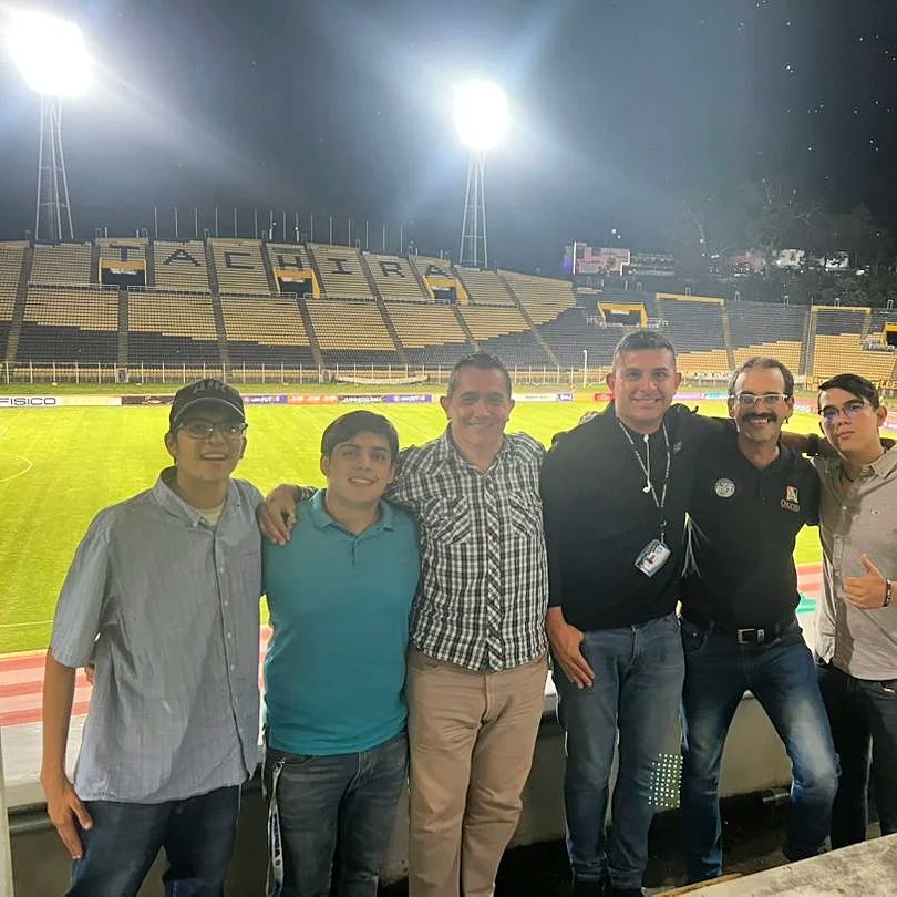 Kikevozmarcave's tweet photo. Para terminar la cobertura de la #Temporada2022 acompañado de este Grupo de Jóvenes profesionales de la Radiodifusión Tachirense.

Seguimos avanzando en nuestro propósito de informar, entretener y educar @sinergia897

Somos el Club más Futbolero de la Radio @club897fm https://t.co/CbzeWMlFBY