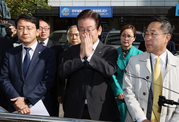 왜 이렇게 괴롭히는데.. 재명이가 몰 그렇게 잘못했냐... 평생을 일만 열심히 하면서 살아온 사람한테 왜 울리기까지 해... 나 진짜... 재명이 오늘 일정 앞에 멀정하게 잘 하고 있었는데 막판에 당사와서 우니까 다 없애버리고 십다 지짜...