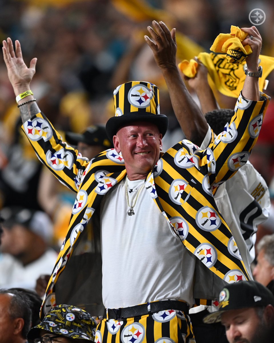 Hats off to the best dressed fan 🎩 #HereWeGo | #SNUProud