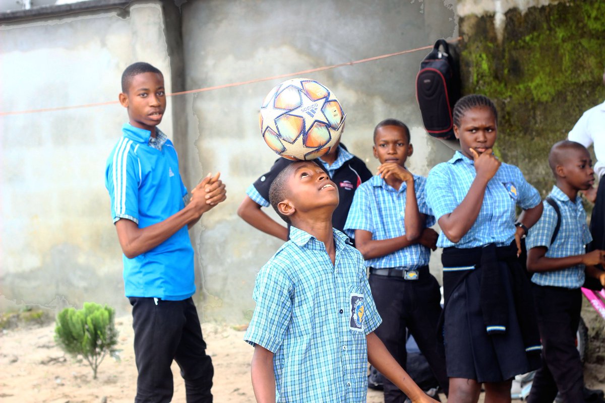 ChukwuebukaFA's tweet photo. WEEK 56 #CSFFTP
We also had a pre Championship for students of Global College on Friday 21/10/22 who will be competing at the 22nd October 2nd Edition Of The #CSFFC22
.
.
.
.
.
🎥 https://t.co/txRXU0xdHk
#ChukwuebukaFreestyle #ConfidenceKipo #KipoBrothers #ChukwuebukaEzugha https://t.co/Q5M826Phit