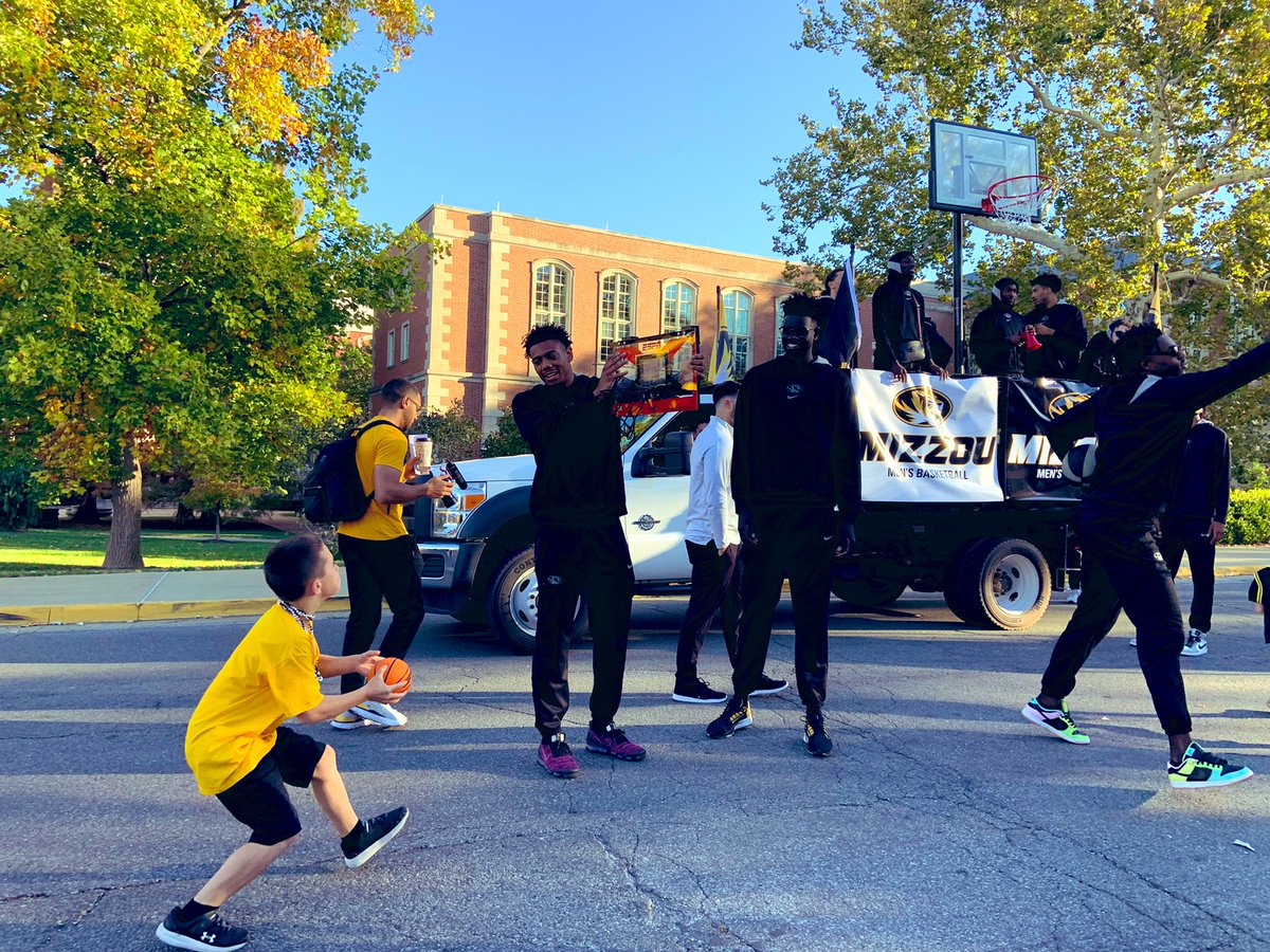 Watching this <a href="/MizzouHoops/">Mizzou Hoops</a> team with my 8-year-old was the best part of an awesome <a href="/Mizzou/">Mizzou</a> Homecoming Parade. These guys were so kind and humble and gracious. Can’t wait to cheer them on this year! 💛🖤 #miz <a href="/C_Brut11/">Chad Bruto</a> <a href="/DRFrancois1/">DR_Francois</a> <a href="/coachdgates/">Dennis Gates</a>