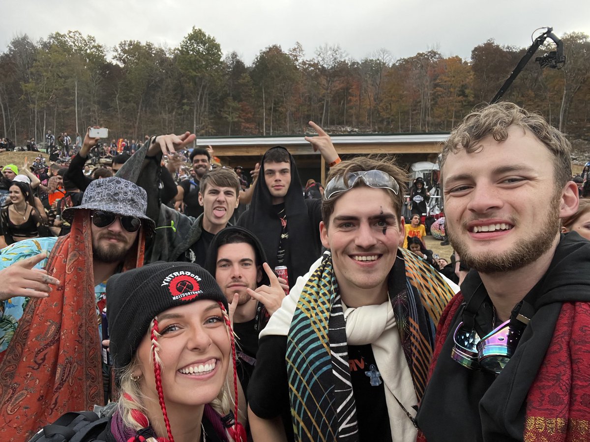 AyyitsEzos's tweet photo. I seriously met so many great people at Summoming Fest this weekend. I might have to start sending more festivals solo

S/O to the group that adopted me Saturday night https://t.co/a420VEMGsc
