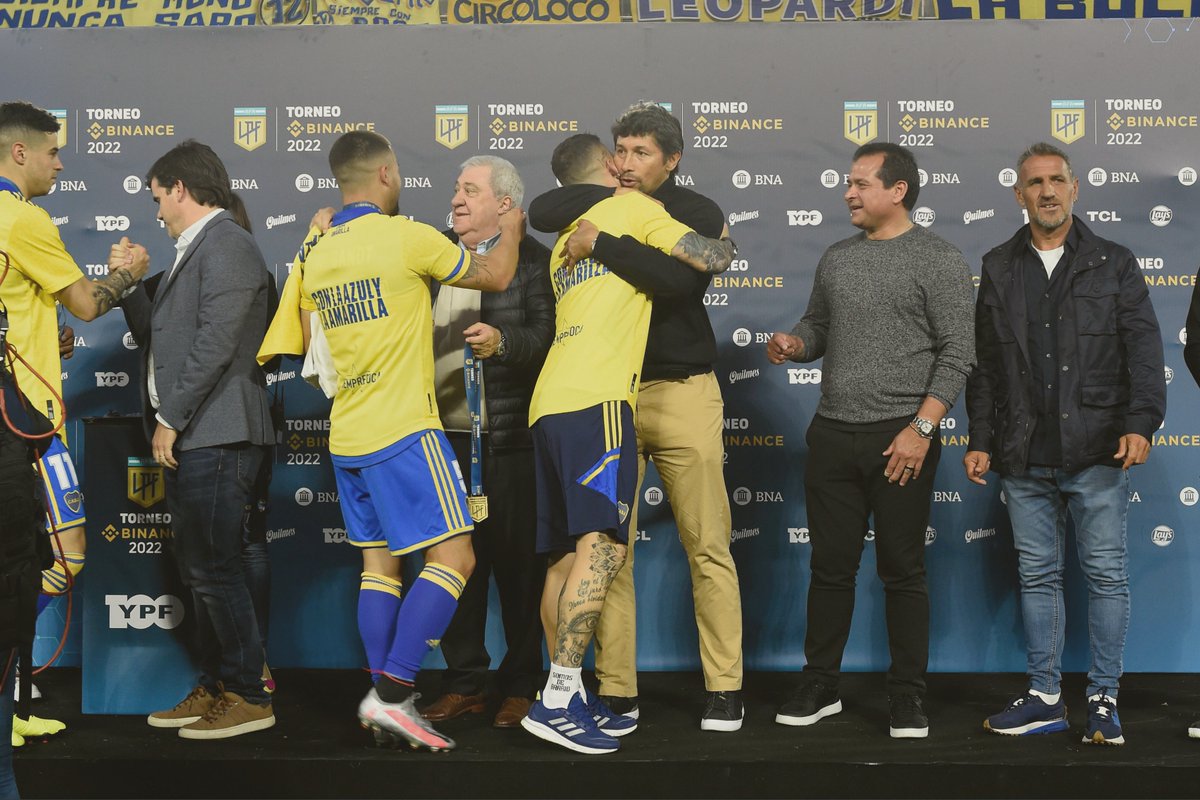 El presidente Jorge Amor Ameal junto a los miembros del Consejo de Fútbol entregando las medallas a los campeones 🙌🥇 

#Siempre𝗖𝗔𝗠𝗣𝗘𝗢𝗡𝗘𝗦 🏆
#Siempre𝗕𝗢𝗖𝗔 🔵🟡🔵