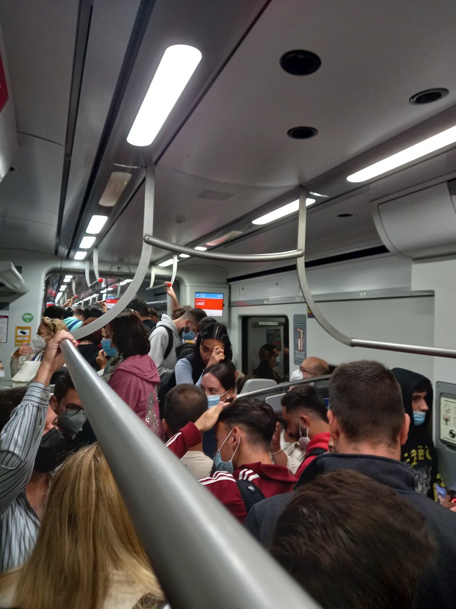 lloles's tweet photo. @Renfe Momemtos esperpenticos vividos por falta de comunicación  años viajeros, gente cruzando vías, cambio de tren y otra vez enlatados como sardinas. Este vienes podéis poneros en huelga y desaparecer. No aguantamos más https://t.co/9jOiyklbNF