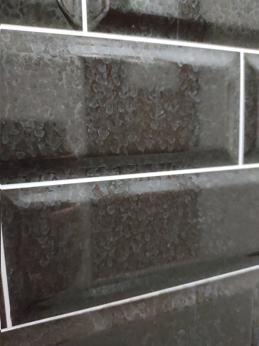 Widino's tweet image. Ada yg tau ga cara ngilangin kerak air di keramik kamar mandi kek gini? Keramiknya item jadi keliatan kotor, jelek bgt diliatnya. 

Udah pake vixal n sejenisnya sama ezclean yg katanya bagus tp gak ilang juga.