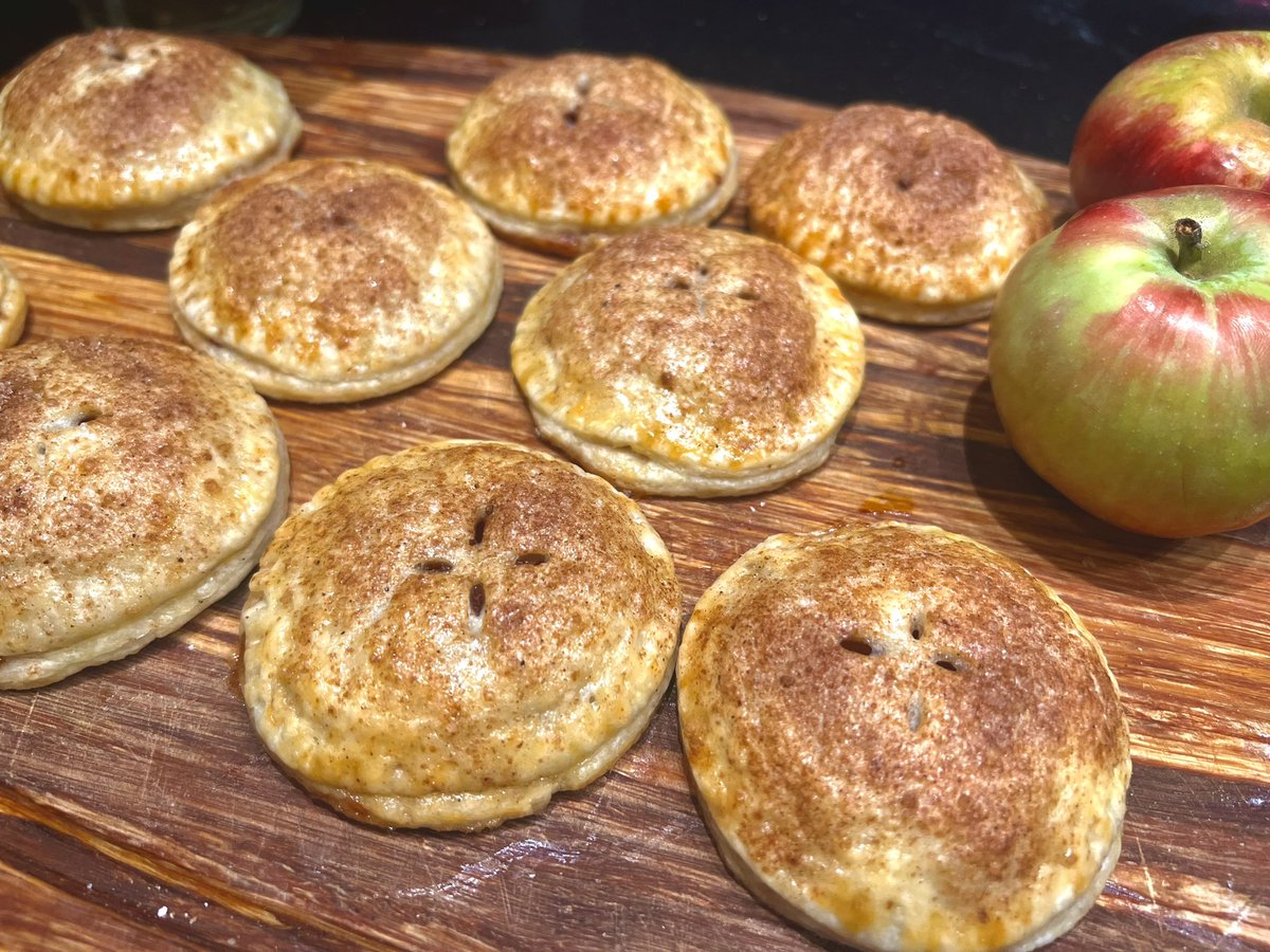 AnnLinkReville's tweet photo. As a tribute to my big city adventure yesterday! Brandied Apple Pie Cookies! 🍎🙂 https://t.co/UGrucScChz