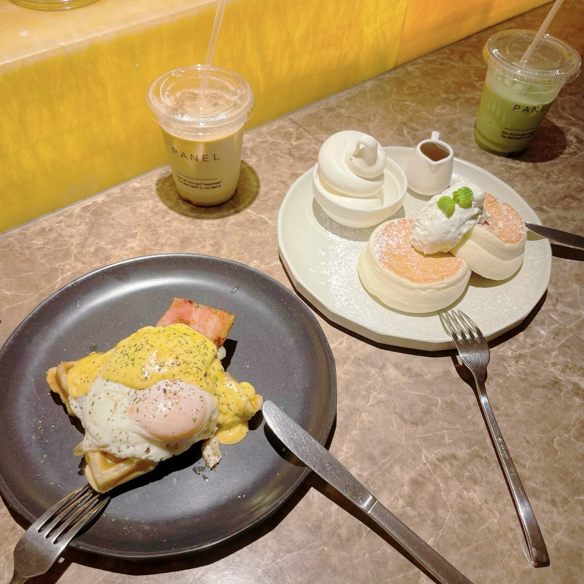 __01ch's tweet photo. エッグベネディクト天才すぎて通いたい（？）しパンケーキ並んでる間に麻雀してるの草だしコンビニで砂ずりポン酢とタコバジルのやつ買ったのにお箸無くて手で食べたのも意味わかんないけどたのしかったです。（語彙力） https://t.co/pDQ4nrZREM