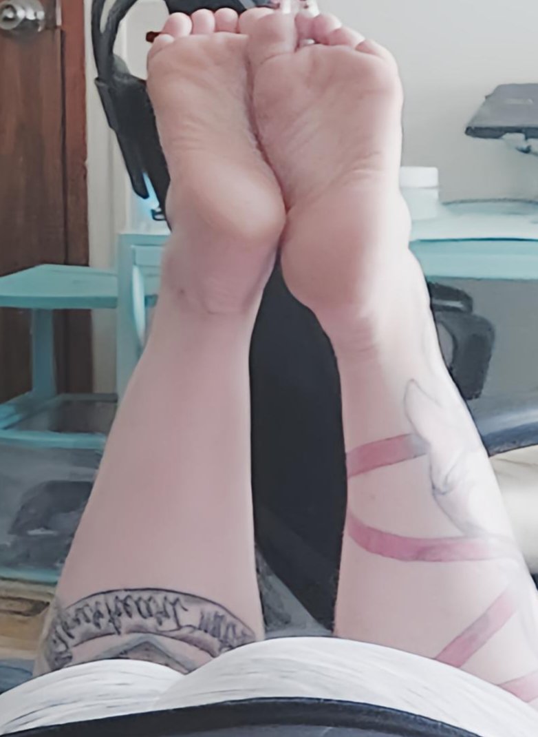 GigiGlitz's tweet photo. Hey everyone! Welcome to my very first #feet tweet! Come visit and stay awhile, I promise I don't bite.....much 😘 Click the link to get more content! #feetworship #feetfinder #soles #tootsies #glittergirlreadssmut #LinkInBio #feettribute #feetteaser https://t.co/HwKRCy18JL
