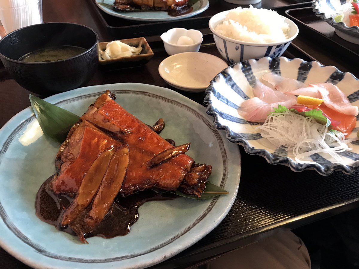 下田旅行中なりー。地元の定食屋さんでランチ。金目鯛定食うまー♪('ε` ) 