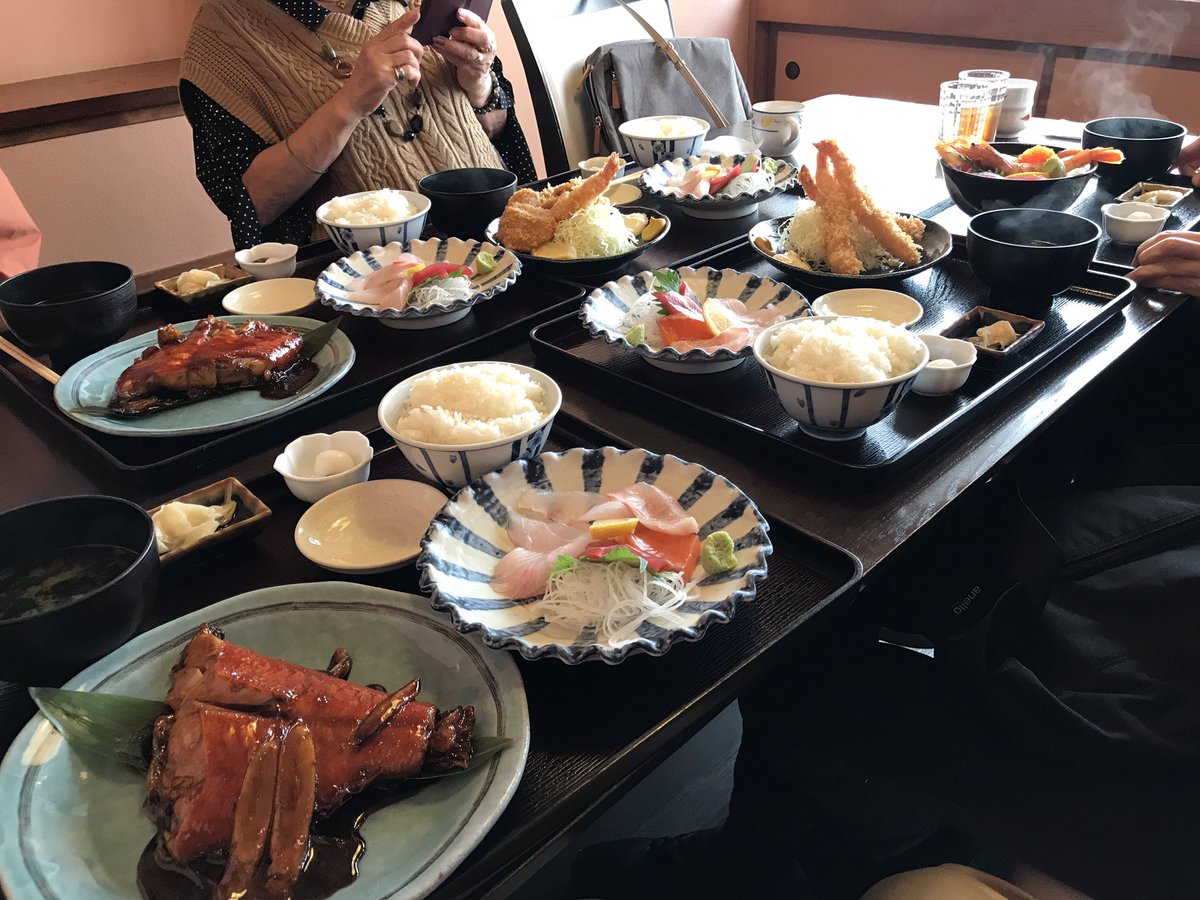 下田旅行中なりー。地元の定食屋さんでランチ。金目鯛定食うまー♪('ε` ) 