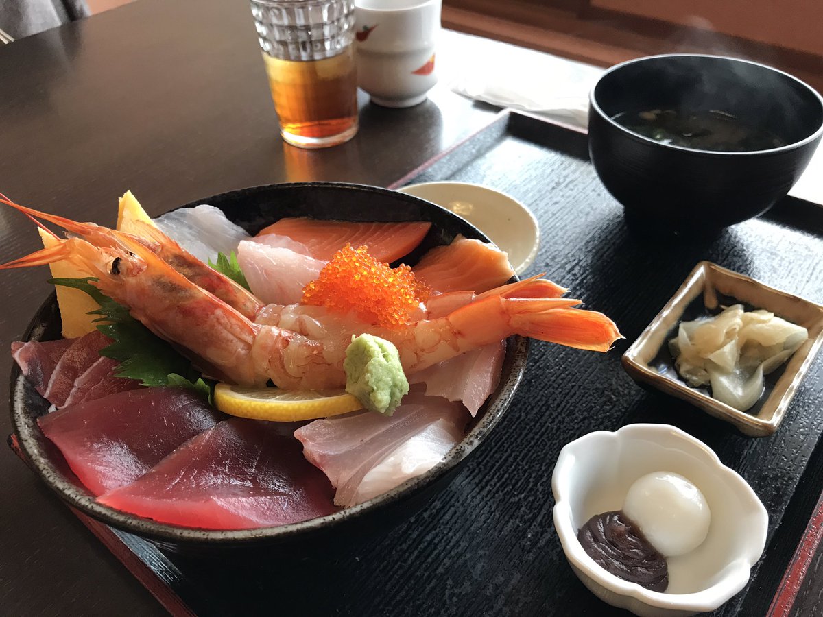 下田旅行中なりー。地元の定食屋さんでランチ。金目鯛定食うまー♪('ε` ) 