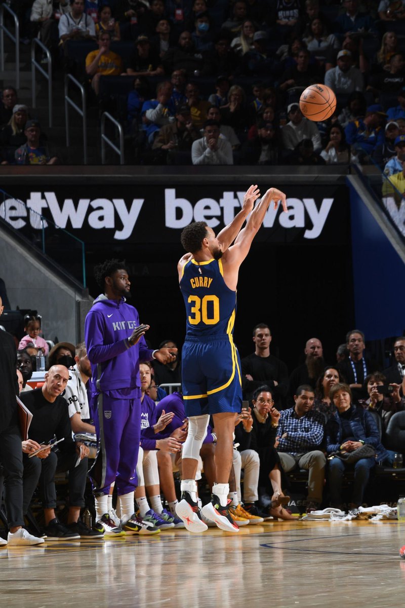 Stephen Curry’s first 3 games this season • 33 PTS on 64 TS% (+20) • 34 PTS on 65 TS% (+9) • 33 PTS on 69 TS% (+19) 3rd MVP coming soon.