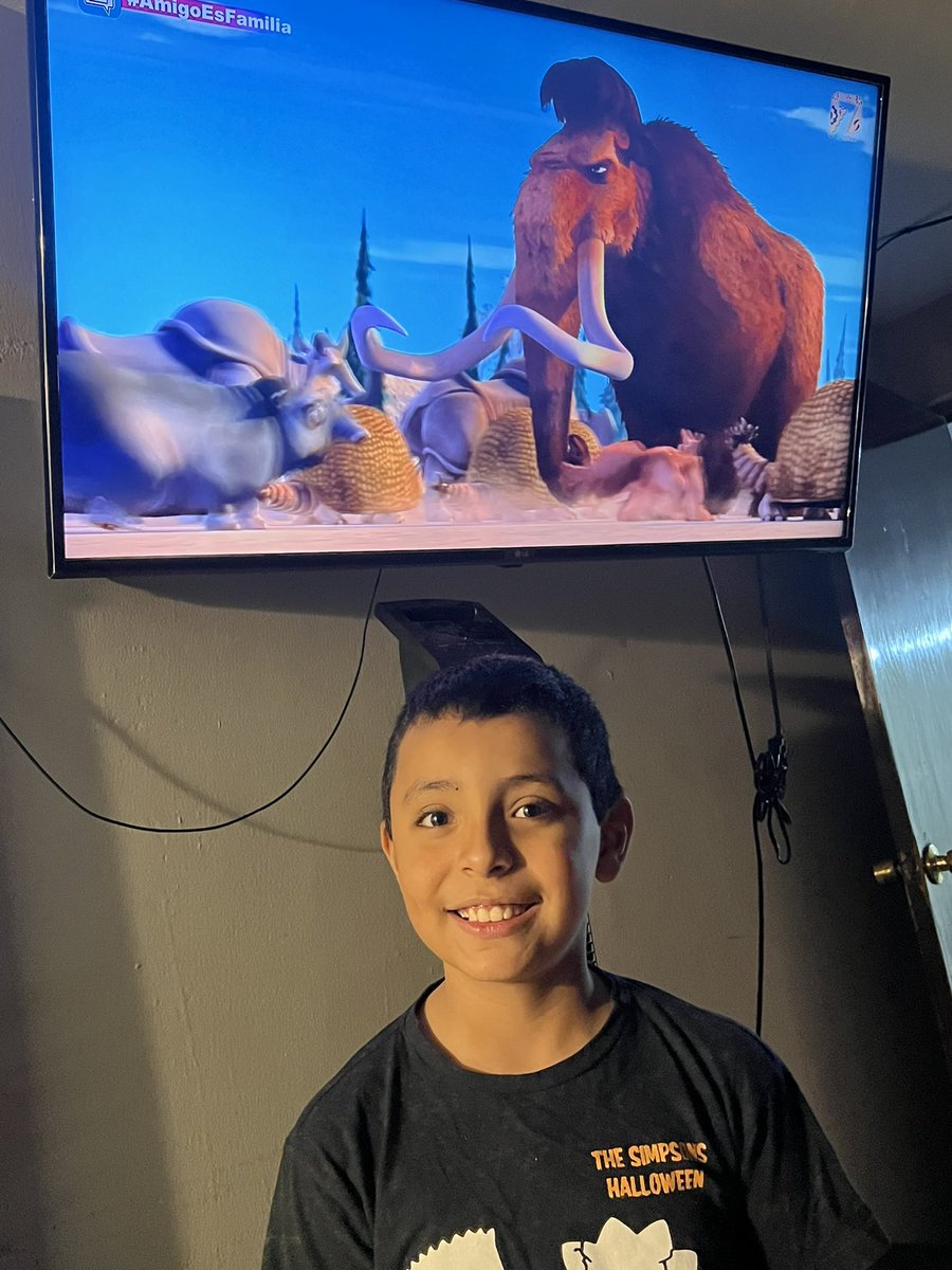 JanethCardosa's tweet photo. @AztecaSiete #AmigoEsFamilia Viendo mi película favorita con mis papás https://t.co/buwDGaPa10