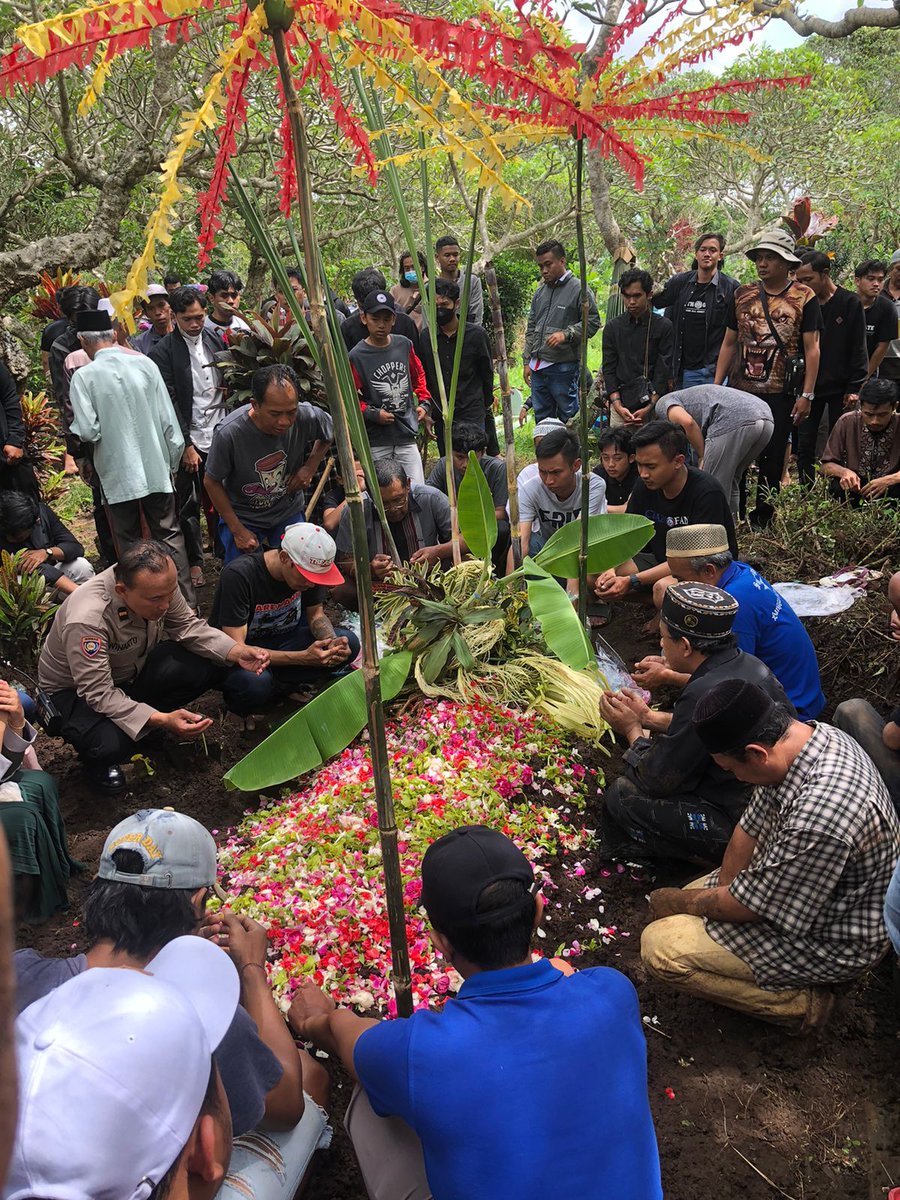 panditfootball's tweet photo. Klarifikasi dari pihak rumah sakit terkait almarhum Farzah, korban tewas Tragedi Kanjuruhan ke-135.

Setelah almarhum Farzah meninggal dunia, pihak rumah sakit sempat menyampaikan bahwa almarhum wafat dalam keadaan positif Covid-19. https://t.co/AAQ0rMriim