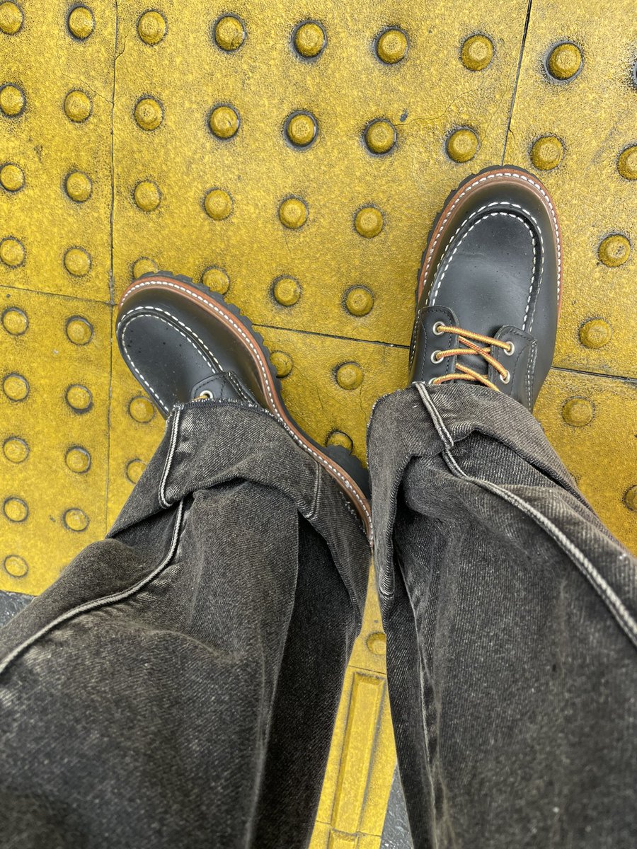 htsuno's tweet photo. 本日は雨だったのでラグソールに急遽変更。
8176にしておきます。
もうすぐ9874カスタムが仕上がってくるのでこちらと同様に楽しめるといいな。
#redwing
#classicwork
#レッドウィング
#クラシックワーク
#diesel
#dchinowork https://t.co/SGdaeQWKAM