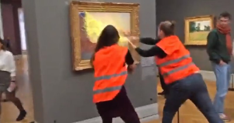 SinEmbargoMX's tweet photo. #VIDEOS | Activistas climáticos ahora lanzan puré de papa a cuadro de Monet en Alemania
 https://t.co/nJibPG04qU https://t.co/UFgiyEYgSD