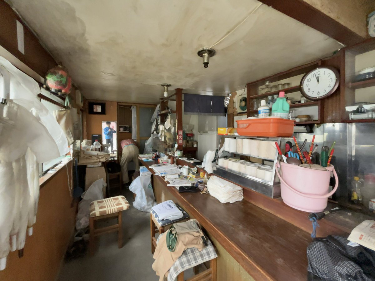 udon01410141's tweet image. 居酒屋か角打ちかおじさん家かわからないけどみちのくでグレープフルーツサワー。ここめちゃくちゃ面白い。ご主人の日記の書き文字に感動。すごくない？